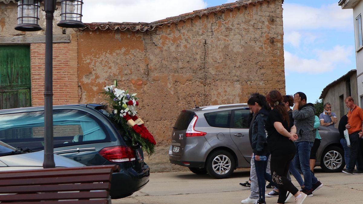 Entierro del joven en su pueblo natal.