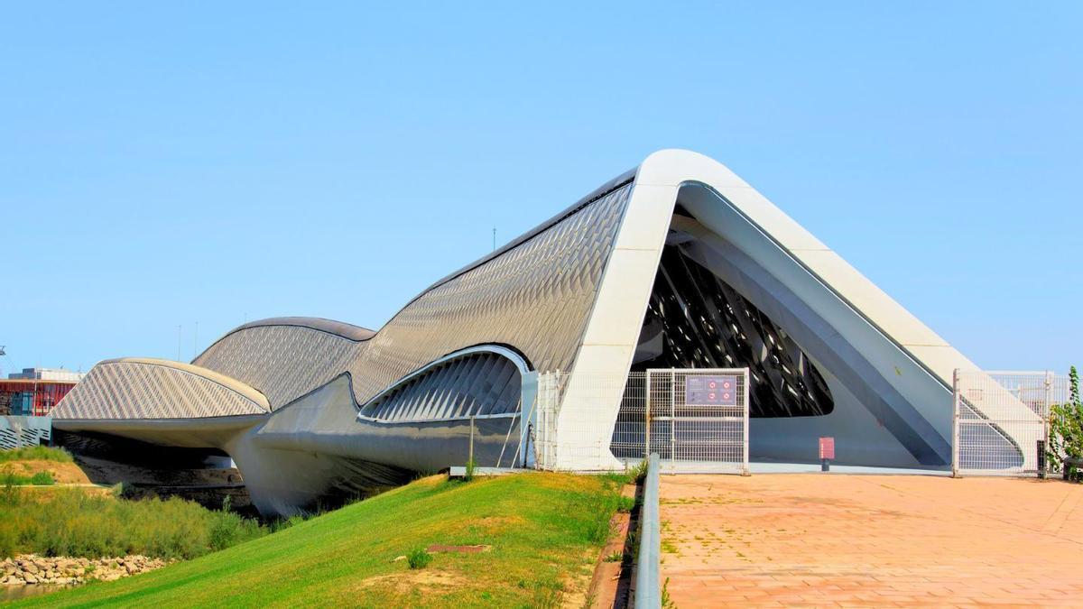 La pasarela donde el diseño orgánico y la ingeniería de vanguardia se cruzan sobre el Ebro.
