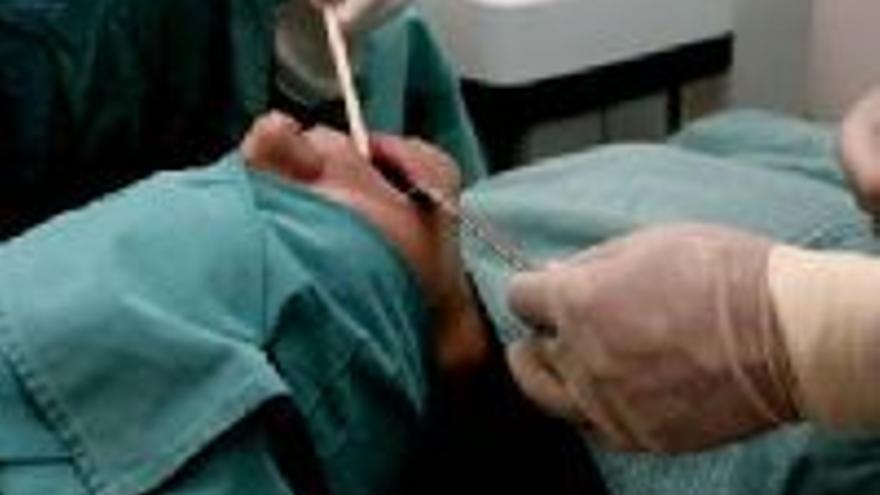 Multan con 6.000 euros a un protésico por ejercer de dentista