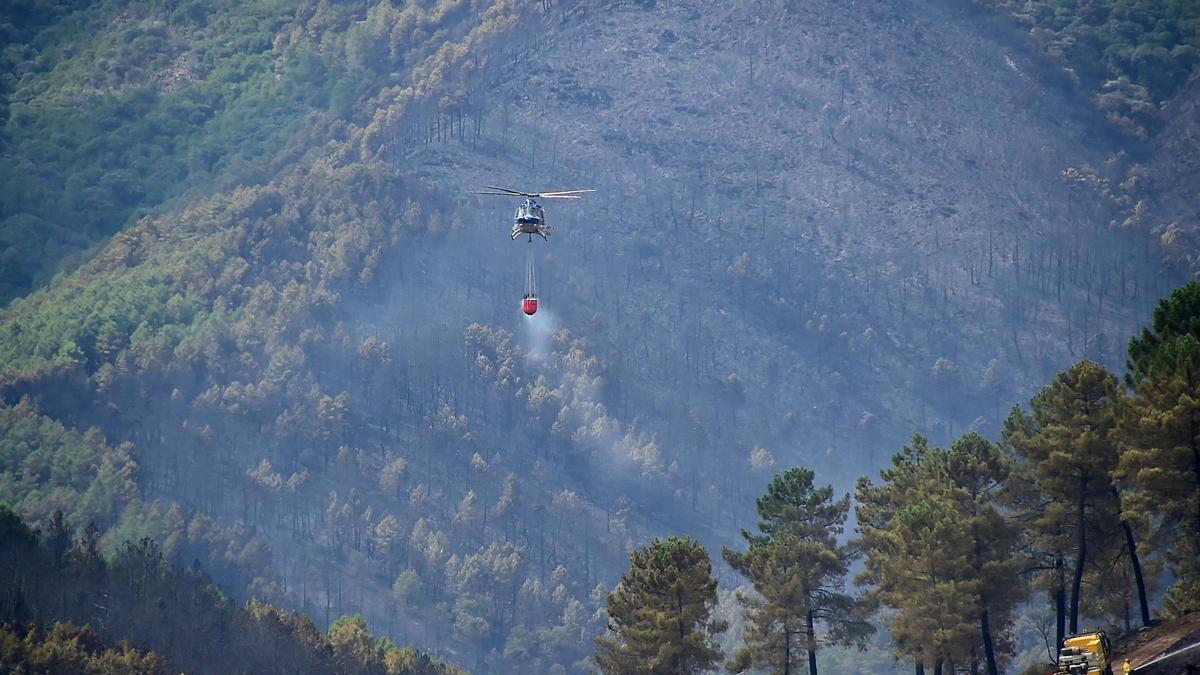 Un helicóptero sofoca las llamas del incendio forestal de Pinofranqueado.