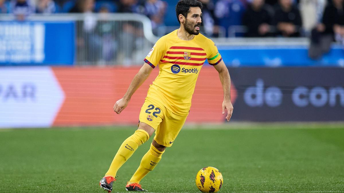 Ilkay Gundogan controla el balón durante el primer tiempo del Alavés-Barça.