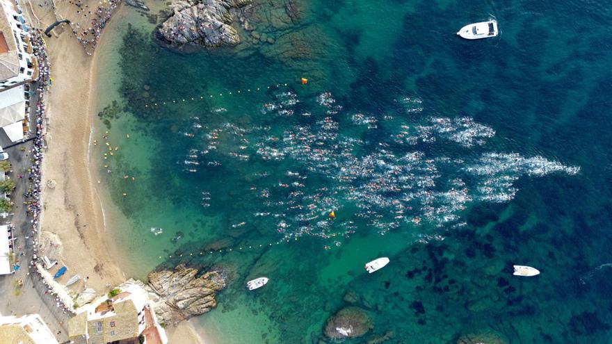 Més de 1.500 nedadors participen a la 14a edició de la Radikal ocean52 a Calella