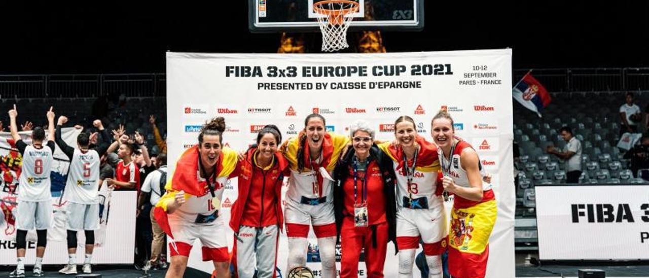 Ana López, segunda por la izquierda, con el equipo femenino campeón de Europa. | FEB