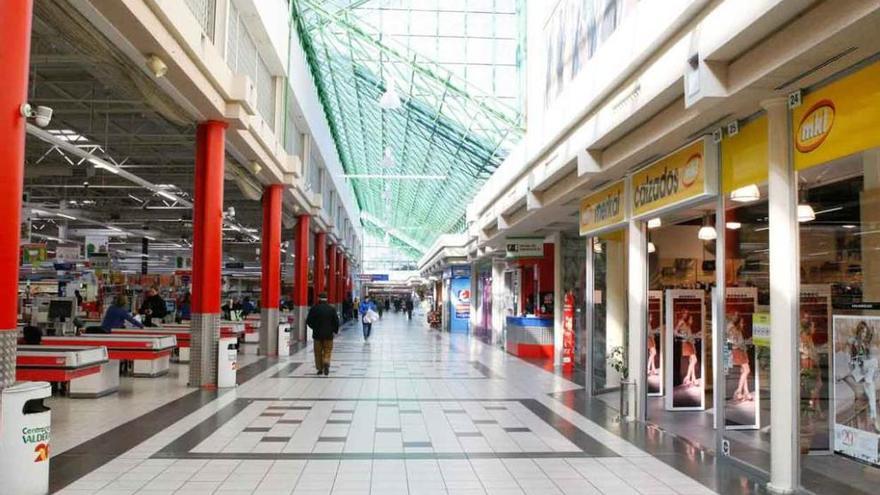 Galería del Centro Comercial Valderaduey y, a la izquierda, Eroski.