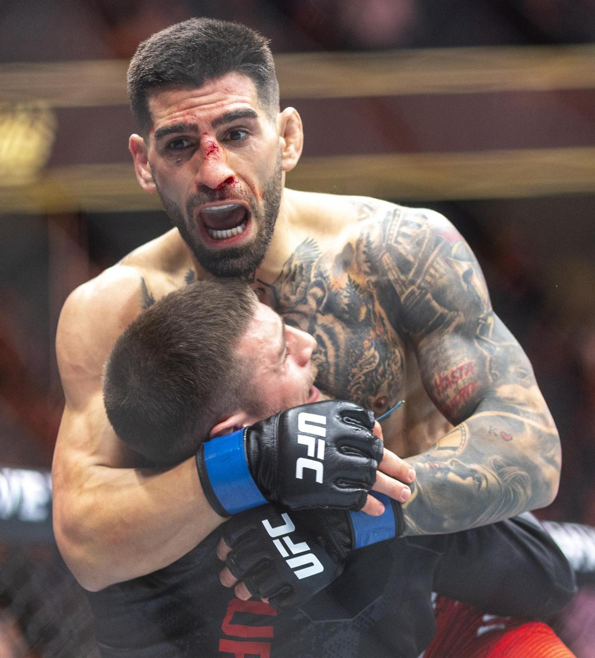 Topuria, campeón mundial de peso pluma UFC tras un KO a Volkanovski en el segundo asalto