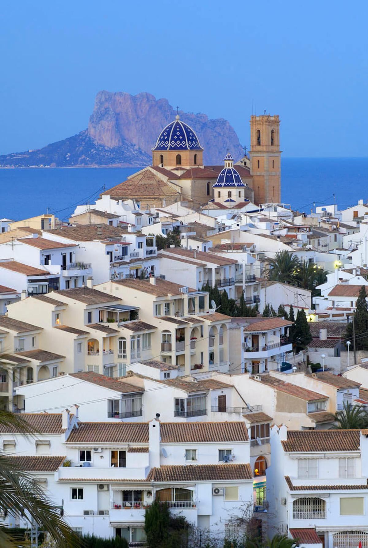 El casco antiguo de Altea es un laberinto de calles blancas llenas de encanto y tradición.