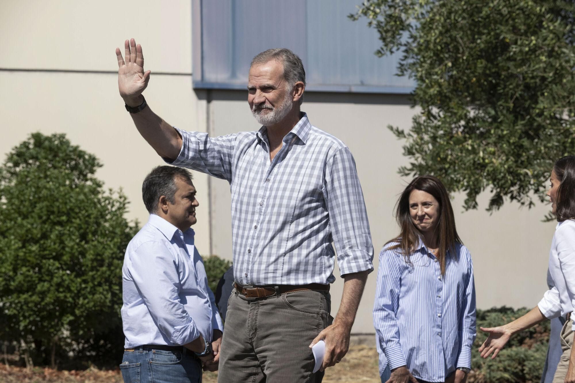 VERÍN (OURENSE), 28/08/2025.- El rey Felipe VI saluda a la llegada de los reyes al Centro de Coordinación del Distrito Forestal XIV de Verín (Ourense), este jueves, para conocer de primera mano los daños causados por los incendios forestales en la provincia gallega y saludar a los efectivos que participaron en las tareas de extinción. EFE/ Brais Lorenzo