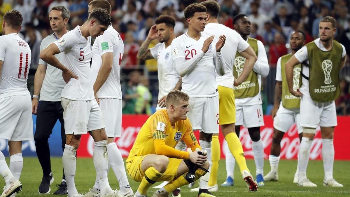 Los jugadores ingleses derrotados tras perder la semifinal ante Croacia en la prórroga