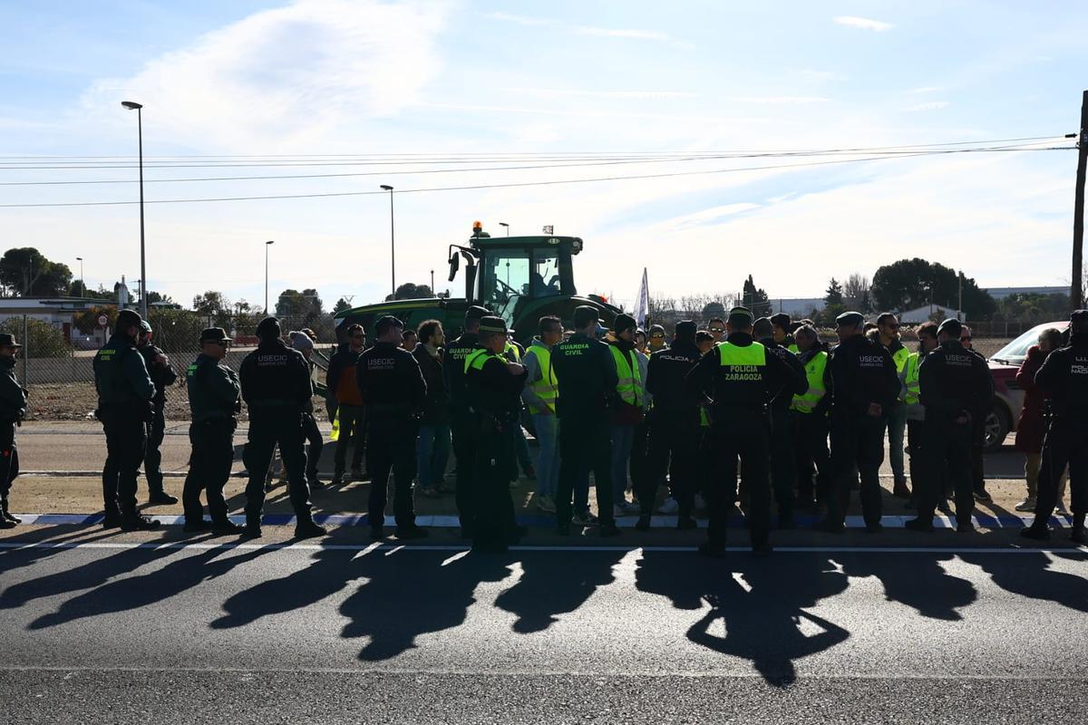 En imágenes | Atascos en los alrededores de Plaza por un protesta de agricultores por el acuerdo del Mercosur En imágenes | Atascos en los alrededores de Plaza por un protesta de agricultores por el acuerdo del Mercosur