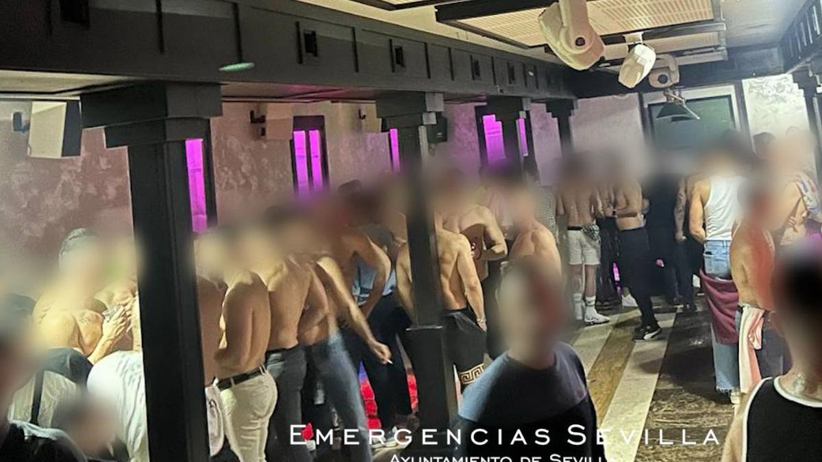 La Policía Local detiene a dos varones por delitos contra la salud pública en un 'after hours' en Santa Clara (Sevilla).
