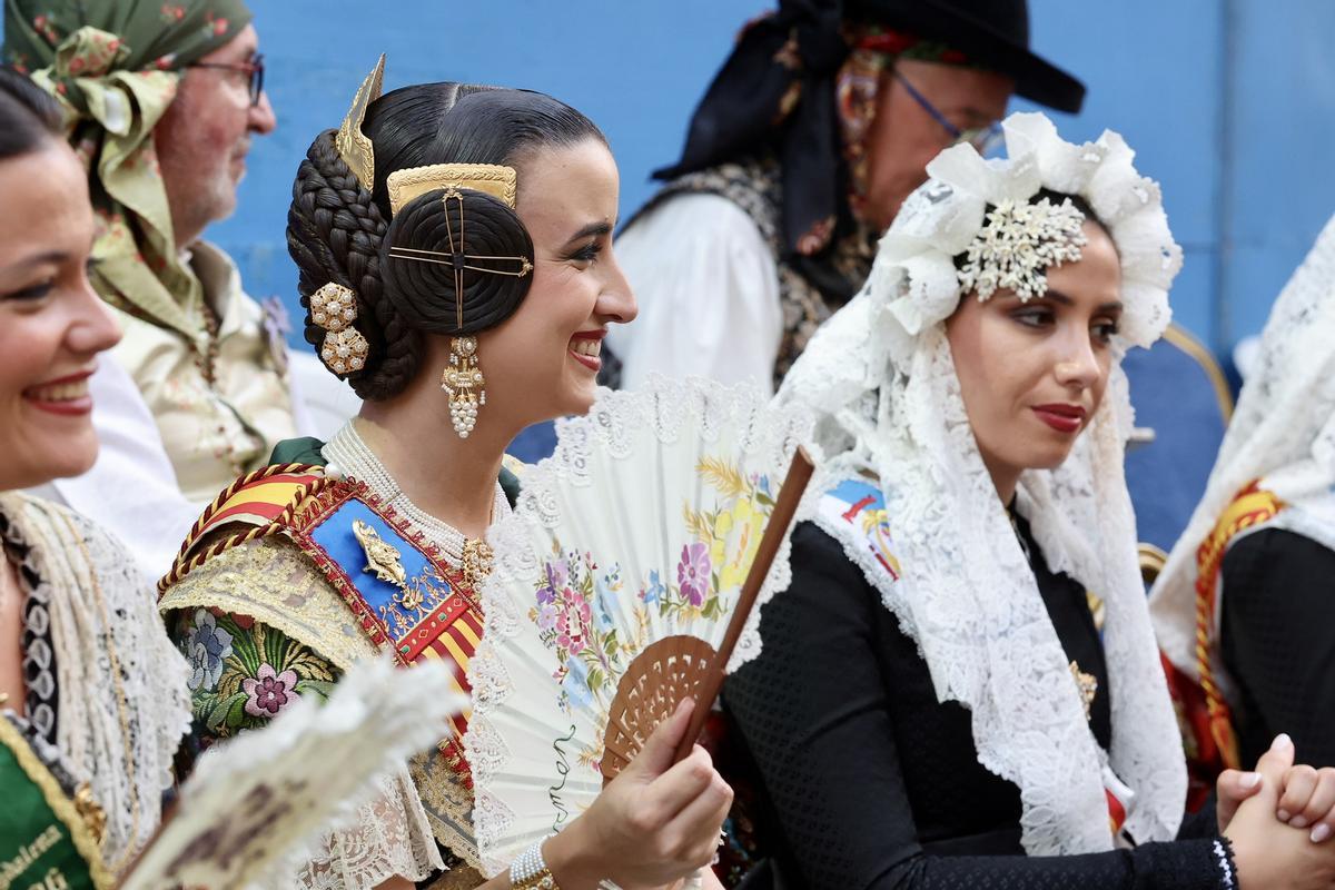 Primera sesión de la Ofrenda en las Hogueras de Alicante con mucha presencia fallera