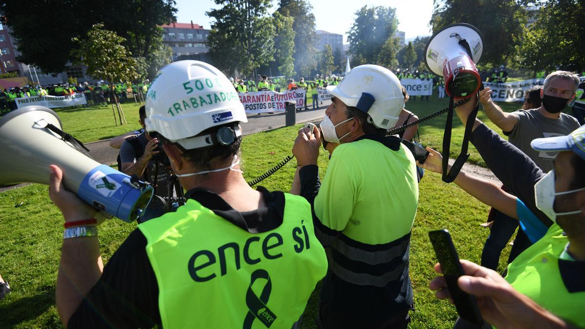 Trabajadores de Ence y auxiliares cortan el tráfico en los accesos a Pontevedra