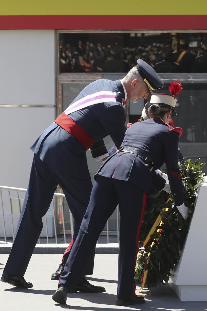 Los Reyes Felipe y Lezia presiden el desfile del Día de las Fuerzas Armadas ante miles de ovetenses