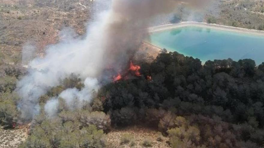 Dos helicópteros y 80 efectivos estabilizan el incendio en la cima del Monte Miravete de Torreagüera