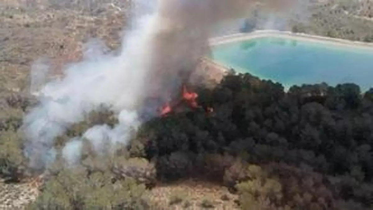 Incendio en la cima del Monte Miravete de Torreagüera: los bomberos despliegan dos helicópteros