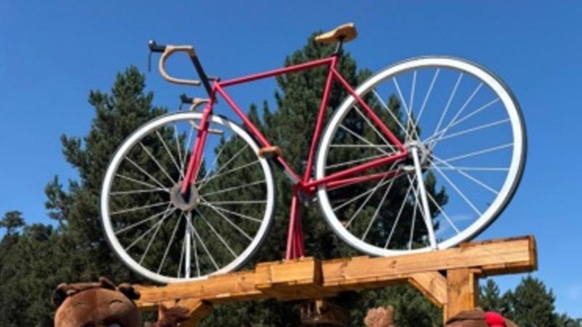 Una decoració de carrer a l'Alta Cerdanya per rebre la Vuelta