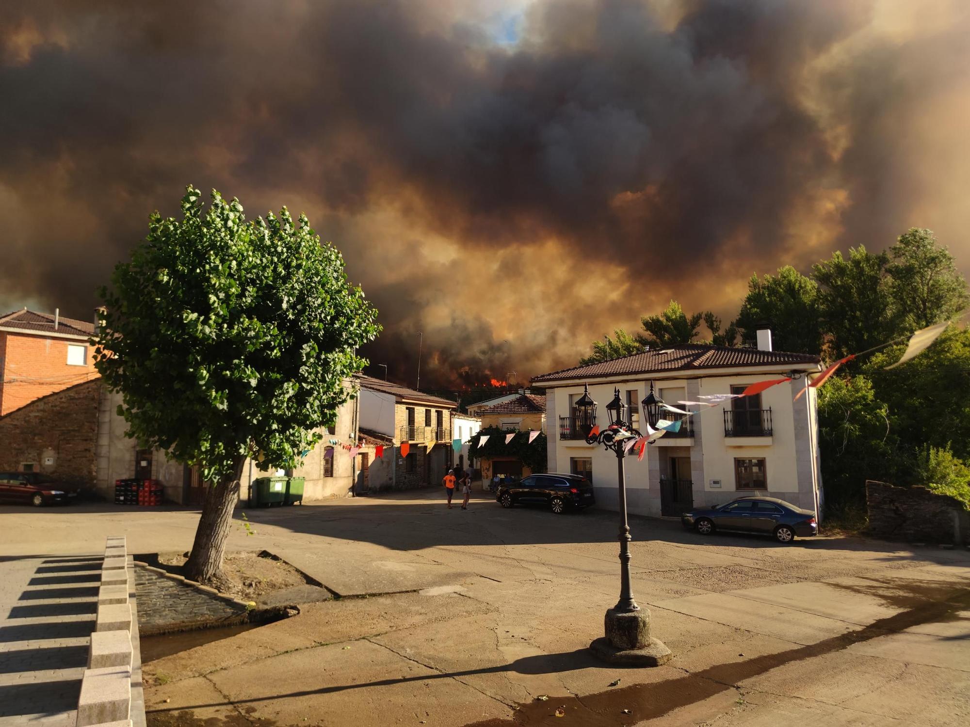 Las espectaculares imágenes del avance del fuego de Trabazos