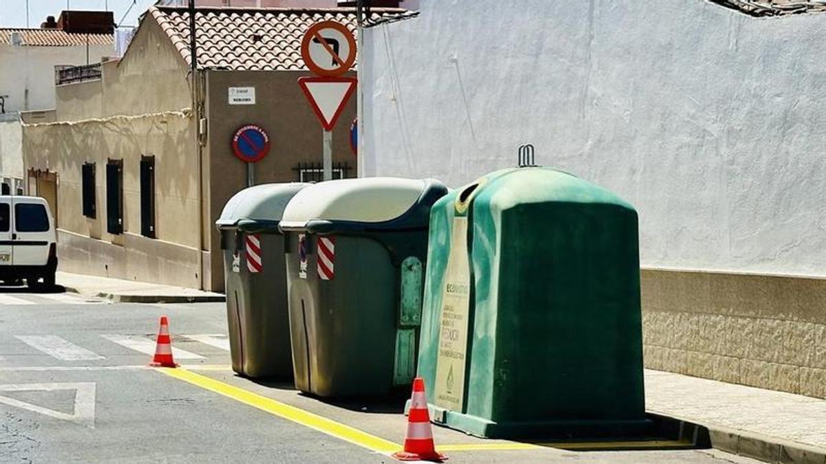 Isla de contenedores en una calle de la barriada de San José.