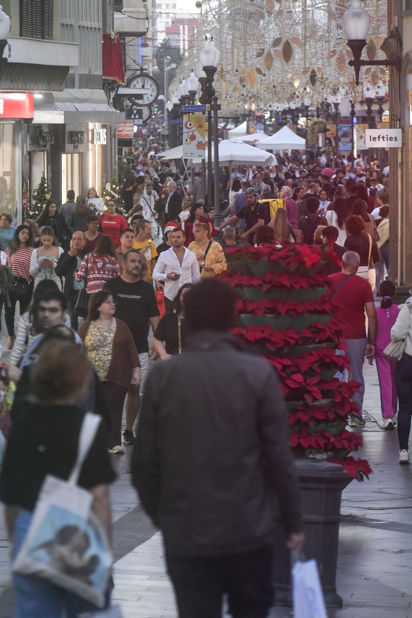 Gente en la zona comercial de Triana en el día previo a la Nochebuena