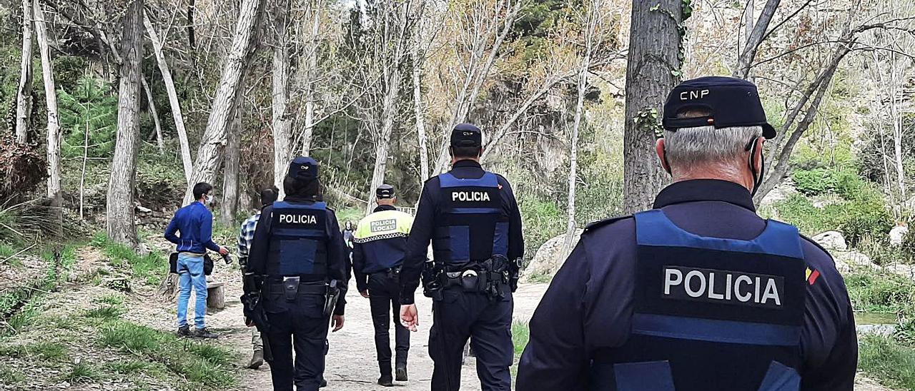 Varios policías de servicio en un paraje natural de la Comunidad Valenciana. | INFORMACIÓN