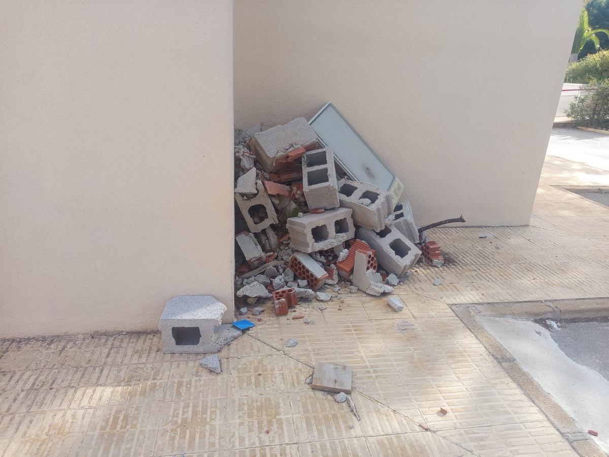 Escombros acumulados en la escuela de adultos del bario Tómbola