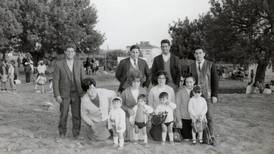 Famílies de Picassent en les garroferes de l’Omet, al principios dels anys 70