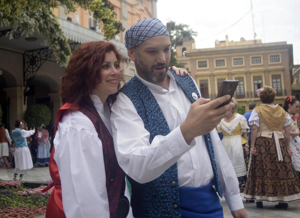 Ambiente en la plaza del Teatro Romea en el Bando