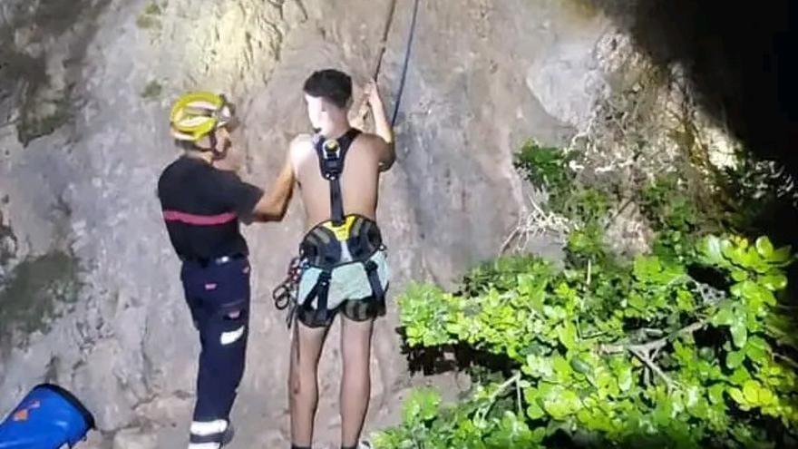 Tercer rescate en horas en la costa de la Marina: un joven, atrapado en la cala dels Testos de Benitatxell