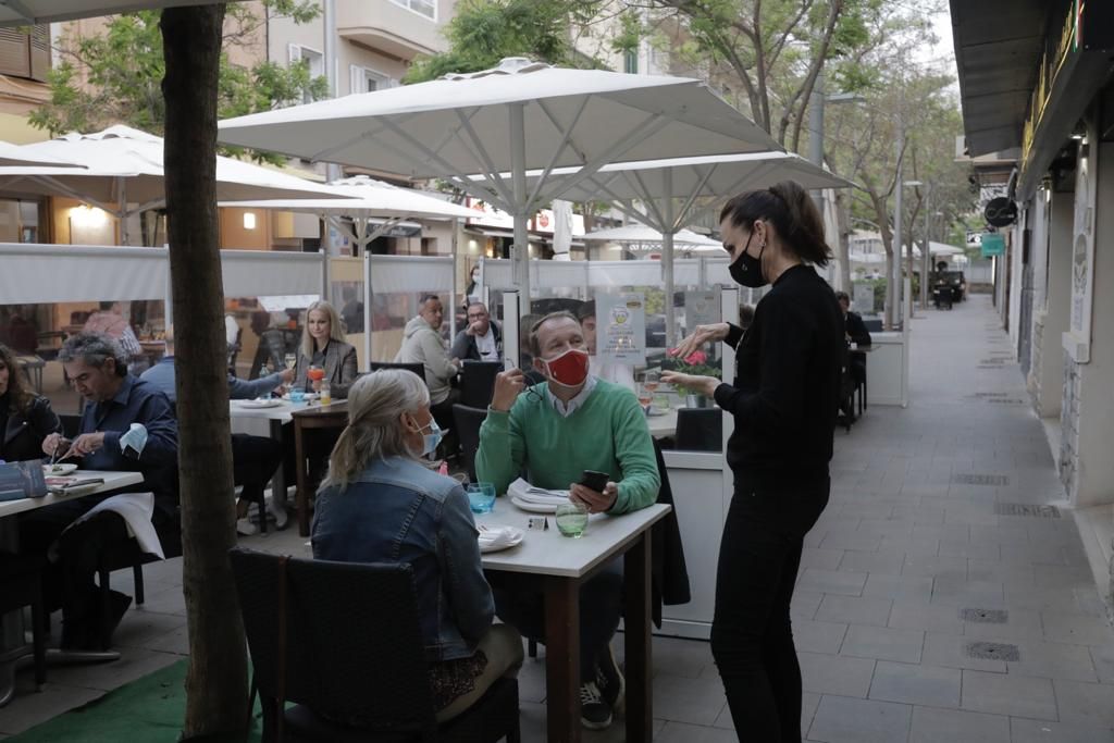 Terrazas llenas en la reapertura nocturna de los restaurantes