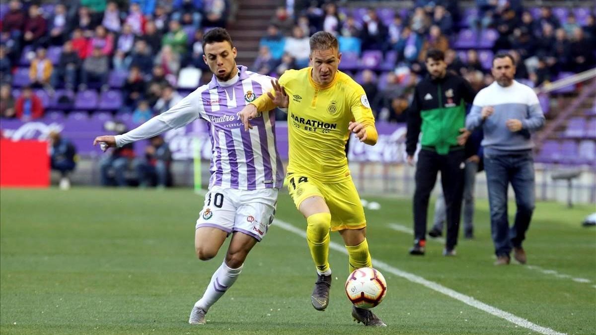 Raúl García, del Girona, pugna con el vallisoletano Óscar Plano por el control del balón