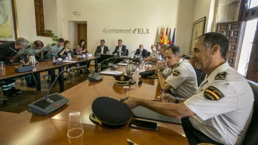 Un instante de la Junta de Seguridad, ayer, en la sala del Consell del Ayuntamiento.