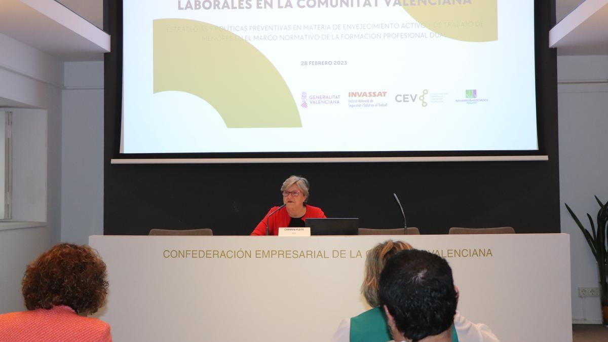 Carmen Pleite, presidenta de la comisión de relaciones laborales de la CEV, presentando el estudio.