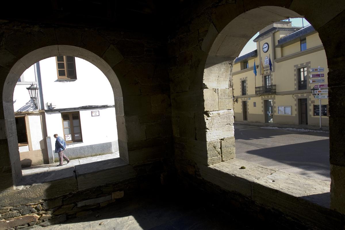 El ayuntamiento de Grandas desde los soportales de la iglesia.