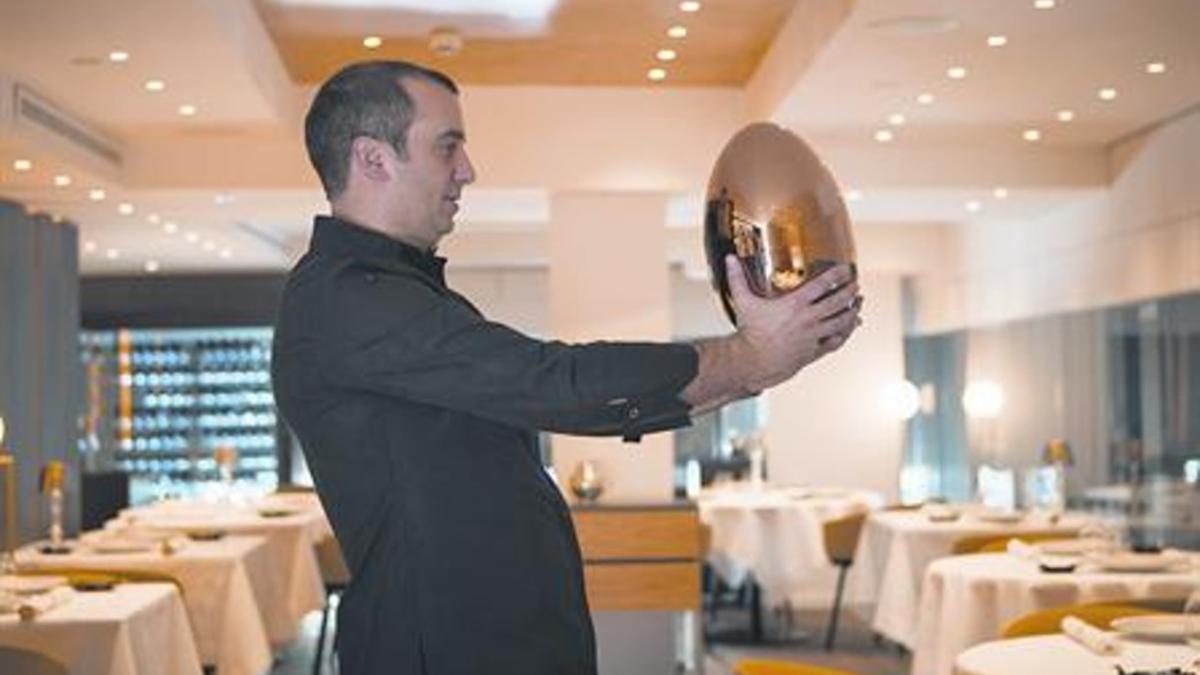 Romain Fornell, con un huevo de Christofle que esconde una cubertería.