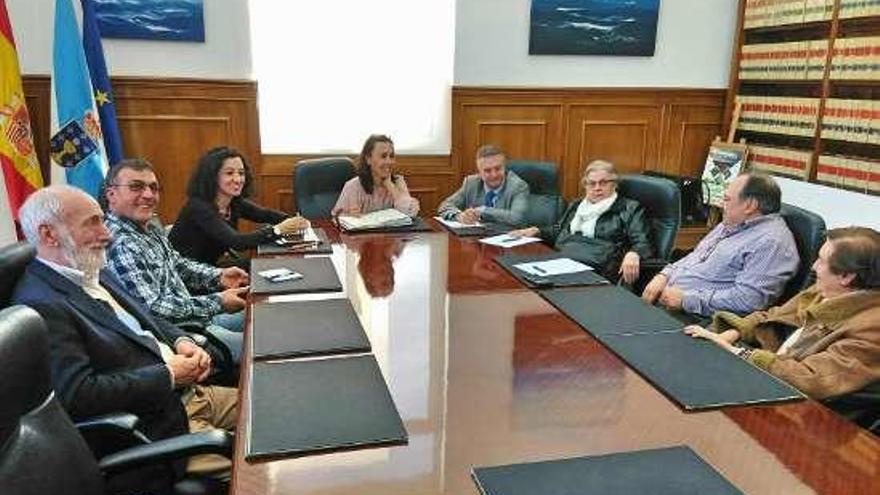 La comisión de fiestas se reunió con la alcaldesa. // S.A.