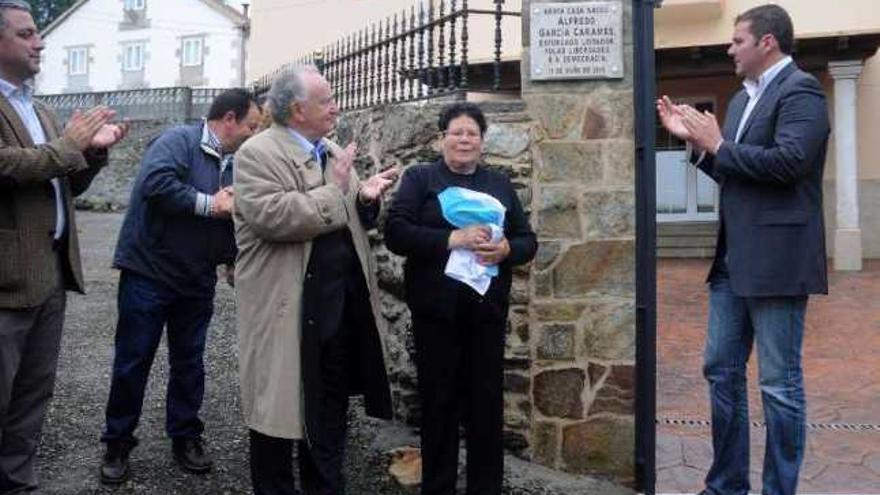 Acto en el que colocan una placa en la casa de García.  // Bernabé/Javier Lalín