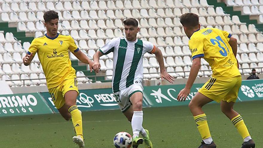 Javi Flores en el Córdoba-Cádiz B, último partido en Segunda B y primero en casa en la Segunda RFEF.