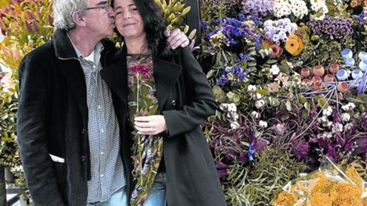 Director y protagonista 8 Joan Ollé y Nora Navas, la pasada semana, en una floristería de la Rambla.