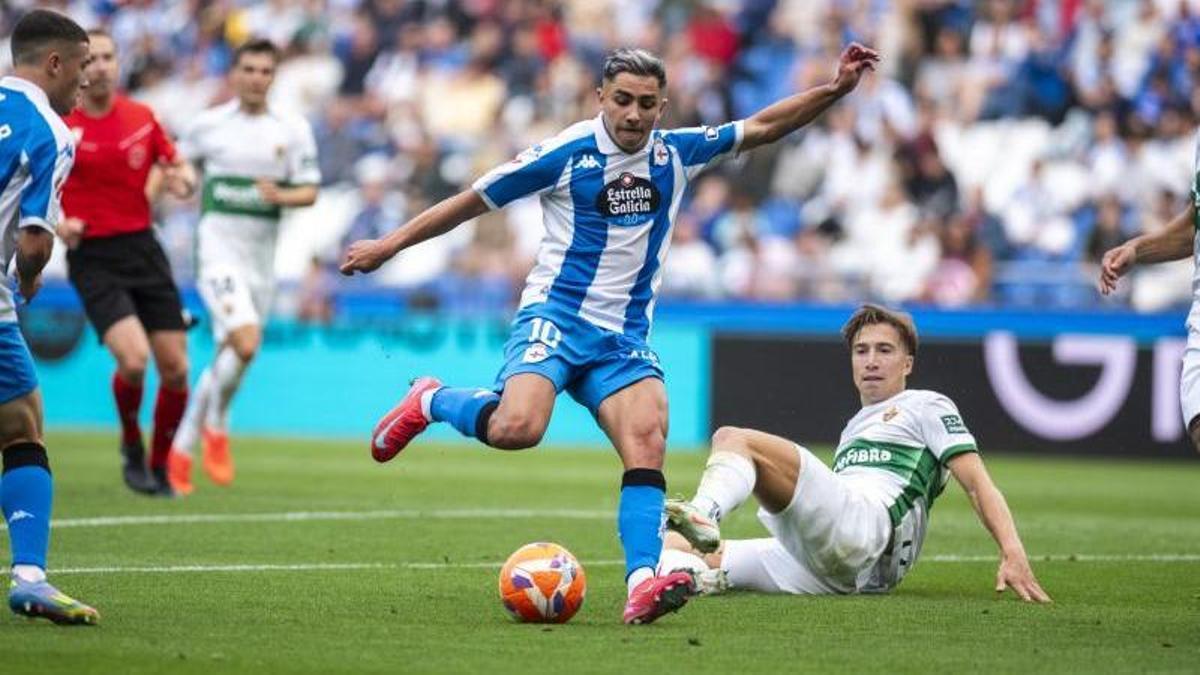 Yeremay dispara a portería contra el Elche en 2025 en Riazor.