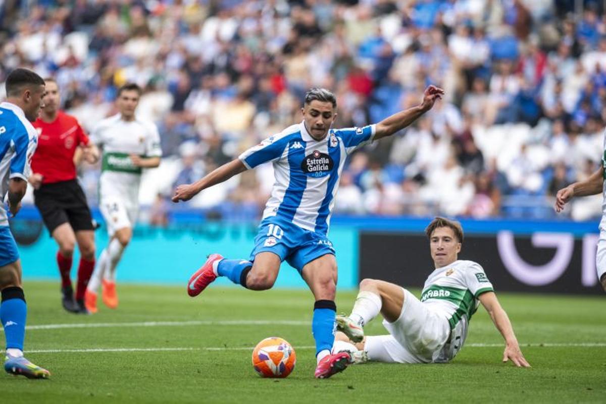 Yeremay dispara a portería contra el Elche en 2025.