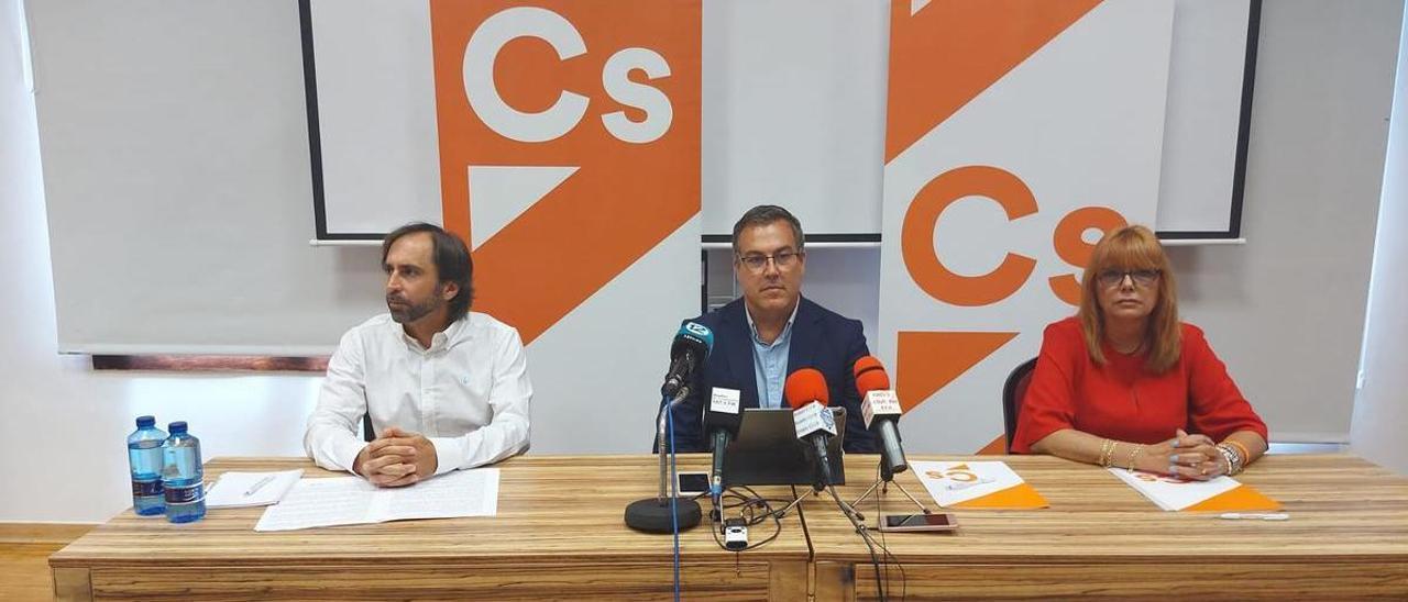 Los concejales de Ciudadanos, Julio Oca en el centro, y Merce Pairó, y el dimitido Javier Giner.