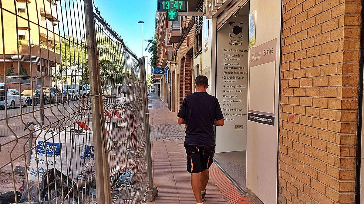 Escalón inaccesible a la farmacia de la calle Pelayo, en una imagen del martes.