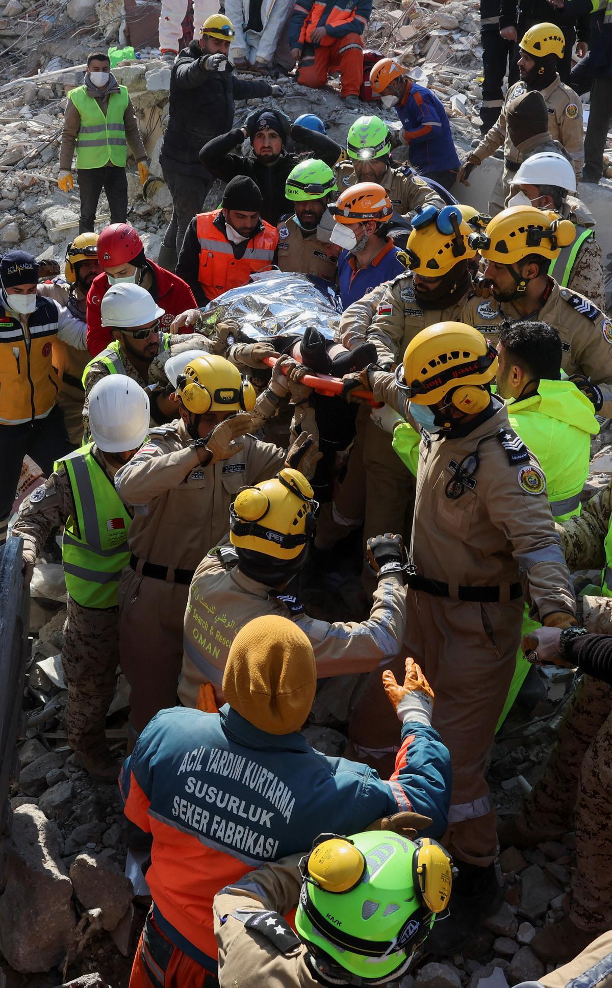 Saadet Sendag, una mujer turca que fue rescatada después de 177 horas, mientras continúa la búsqueda de supervivientes, después de un terremoto mortal en Hatay, Turquía, el 13 de febrero de 2023