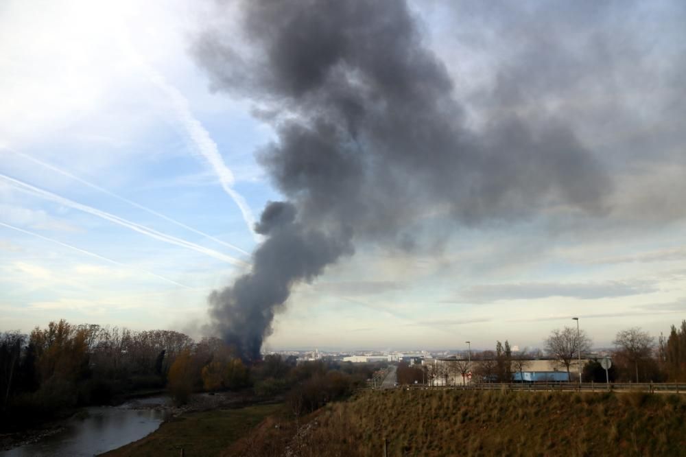 Incendi en una empresa de residus a Montornès Ince