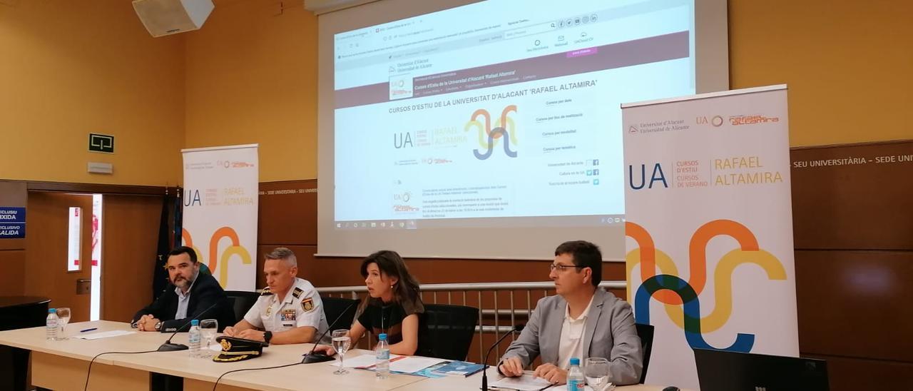 Un momento de la presentación de los cursos de verano Rafael Altamira de la UA