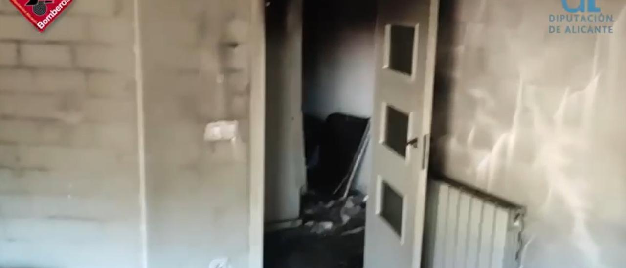 Estado en el que ha quedado la vivienda de Cocentaina afectada por un incendio este viernes.