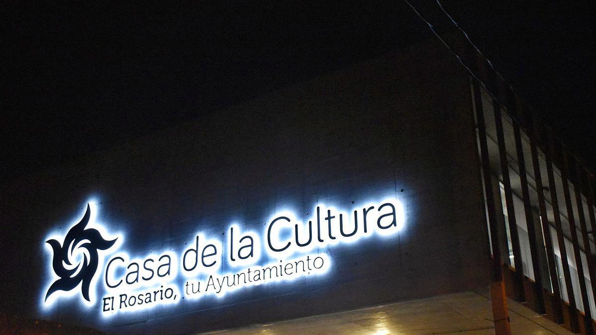 Pruebas de iluminación en la Casa de la Cultura de El Rosario, próxima a su inauguración. | | E.D.