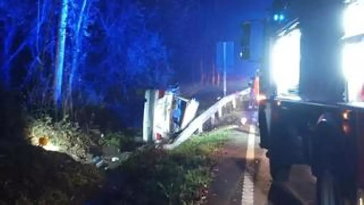 Excarcelan a un conductor atrapado en un vuelco en Catoira