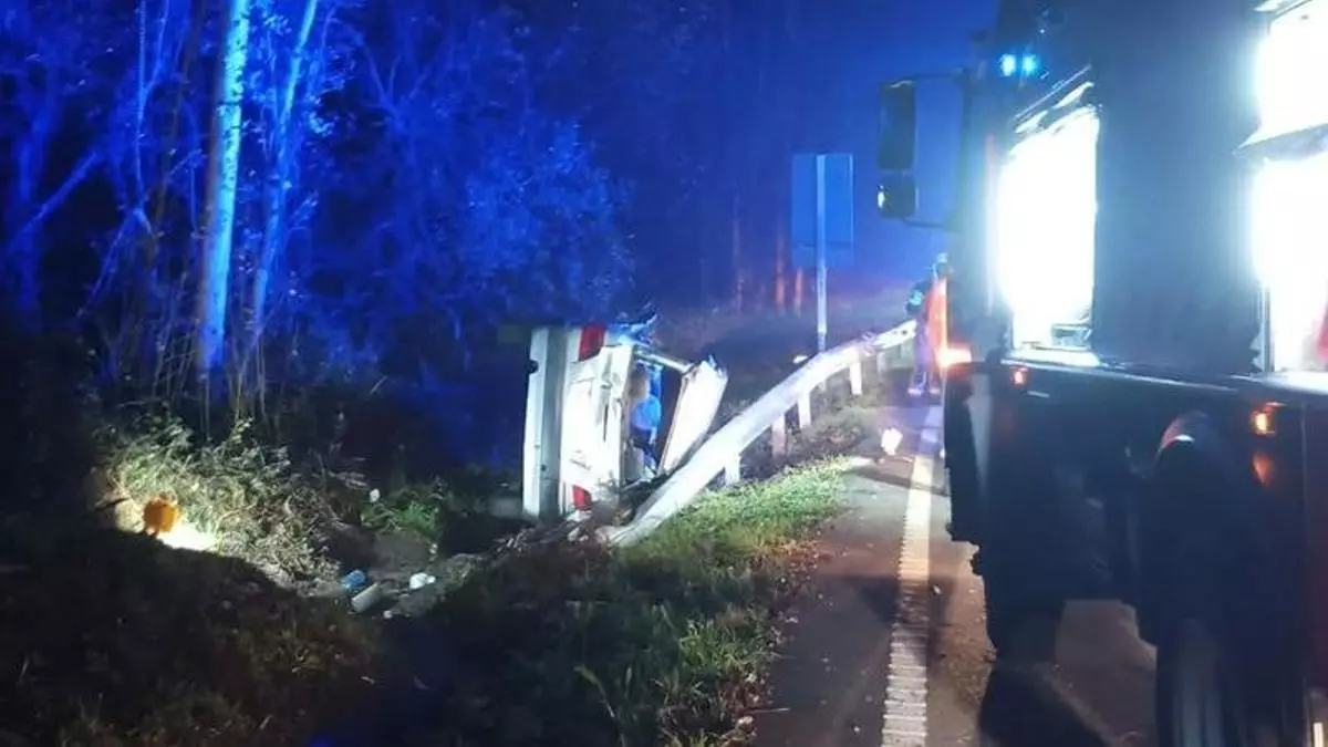 Excarcelan a un conductor atrapado en un vuelco en Catoira