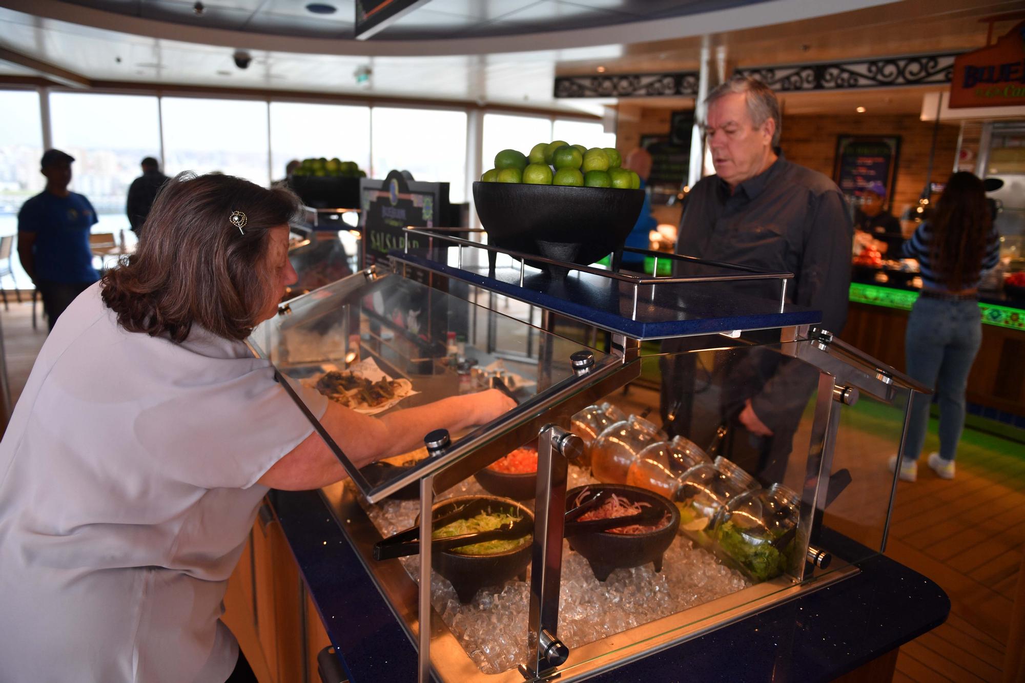 El crucero 'Carnival Celebration' hace su primera escala en A Coruña